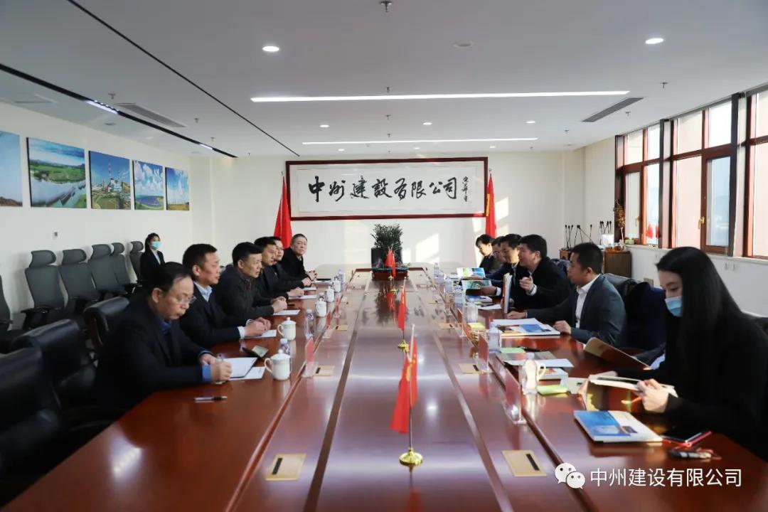 大唐河南清潔能源有限責(zé)任公司總經(jīng)理王永民、金風(fēng)科技集團(tuán)國內(nèi)營銷中心副總經(jīng)理韓明剛一行到我司參觀考察